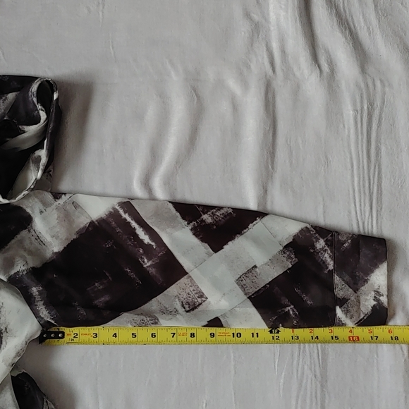 Semi-Sheer Flowy Blouse - Picture 7 of 8